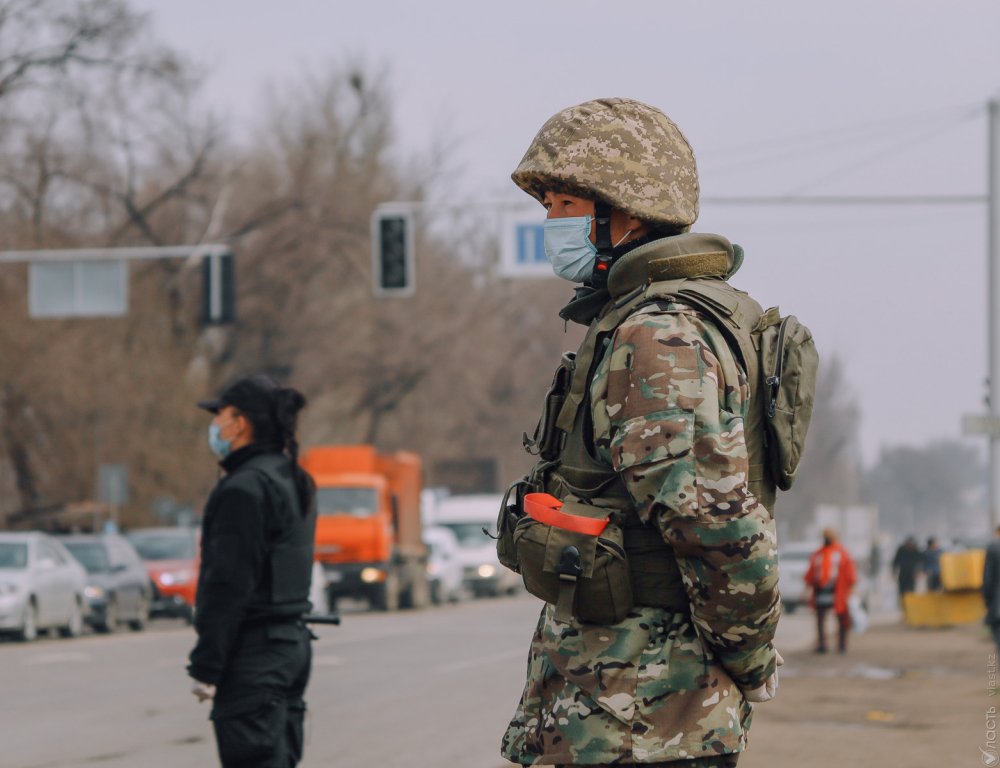 Полторы тысячи полицейских и военных контролируют жесткий карантин в Алматы  