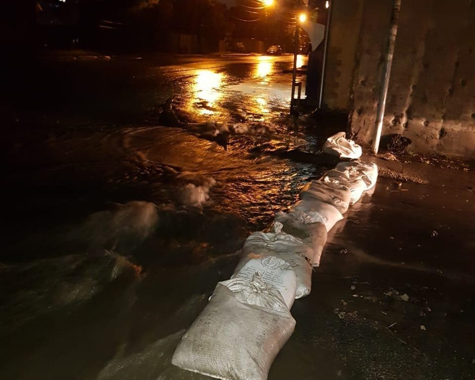 В Алматы из-за сильного дождя затопило дворы в частном секторе и улицы