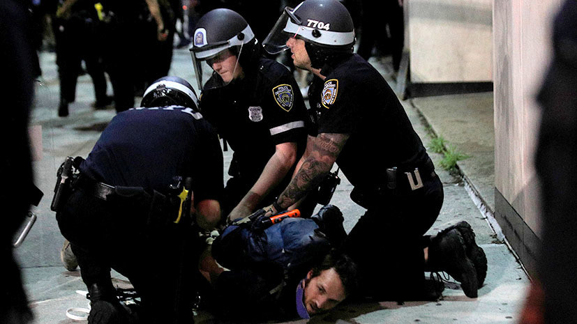 В США запретили полиции применять при задержании удушающие приемы