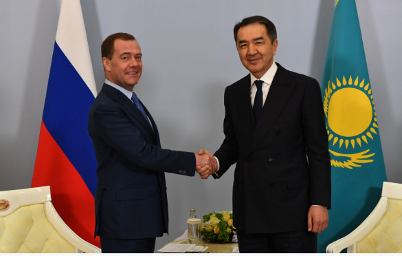 Сагинтаев и Медведев обсудили сотрудничество в области освоения космоса и цифровизации