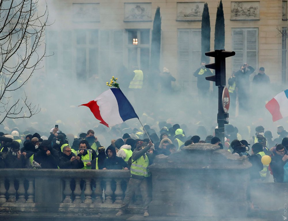 Протесты во Франции: «желтые жилеты» атаковали министерство по связям с парламентом