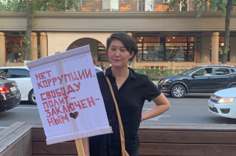 Активистка Асия Тулесова устроила одиночную акцию протеста в Алматы  