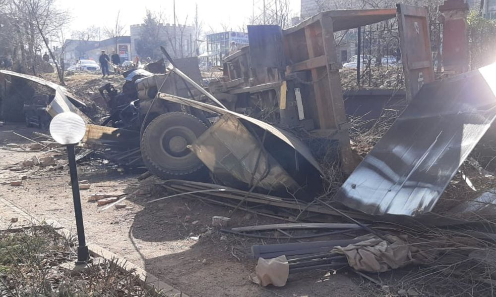 В Алматы у грузовика отказали тормоза: повреждены 3 машины, пострадали 3 человека