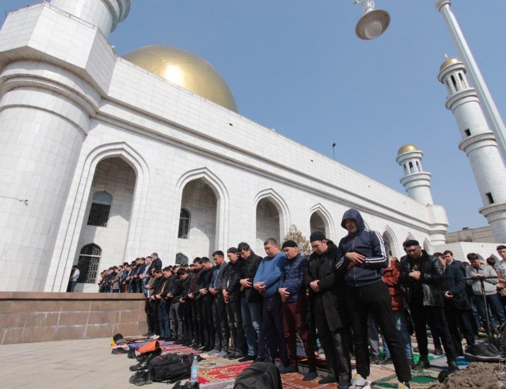 В мечетях Казахстана временно отменили пятничный намаз