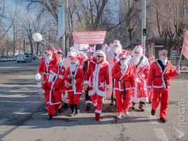 Парад Дедов Морозов в Алматы, фото Данияра Мусирова