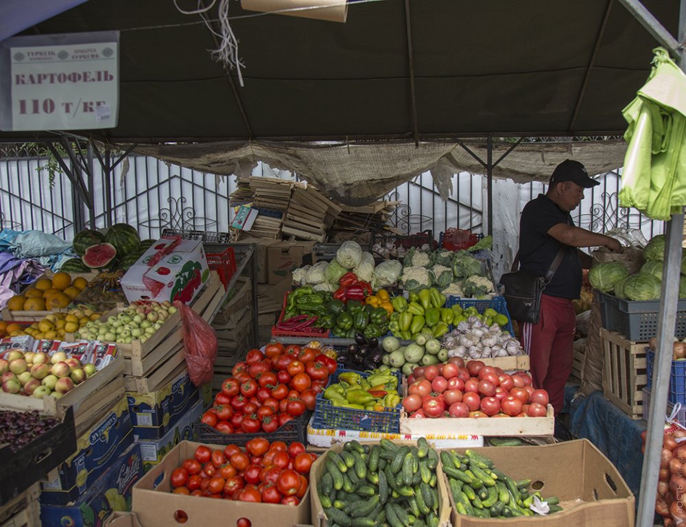 Усиленный контроль за ценами на 10 видов продуктов питания введут в Казахстане