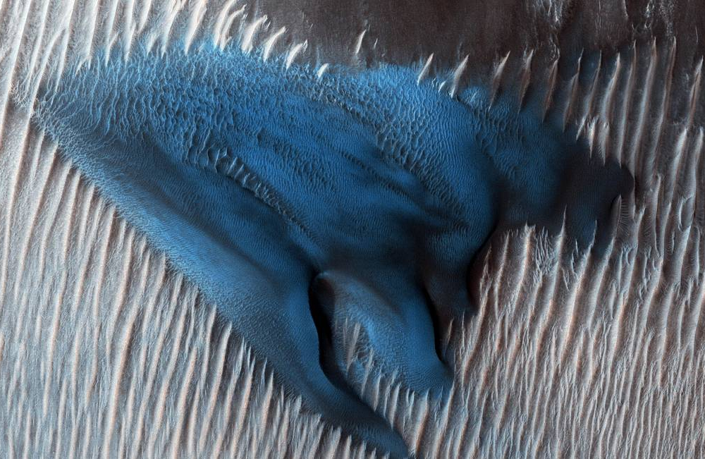 NASA опубликовало фото голубых дюн на Марсе