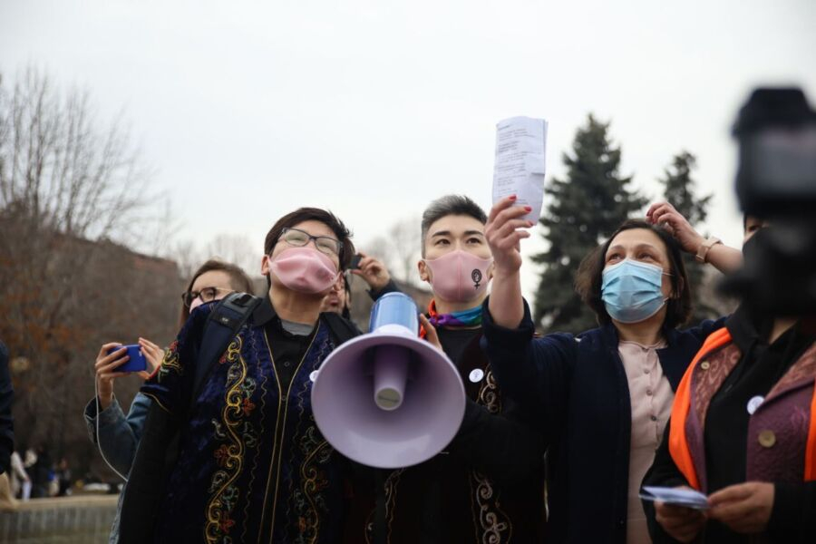 Активистки Гульзада Сержан и Жанар Секербаева задержаны в Шымкенте 