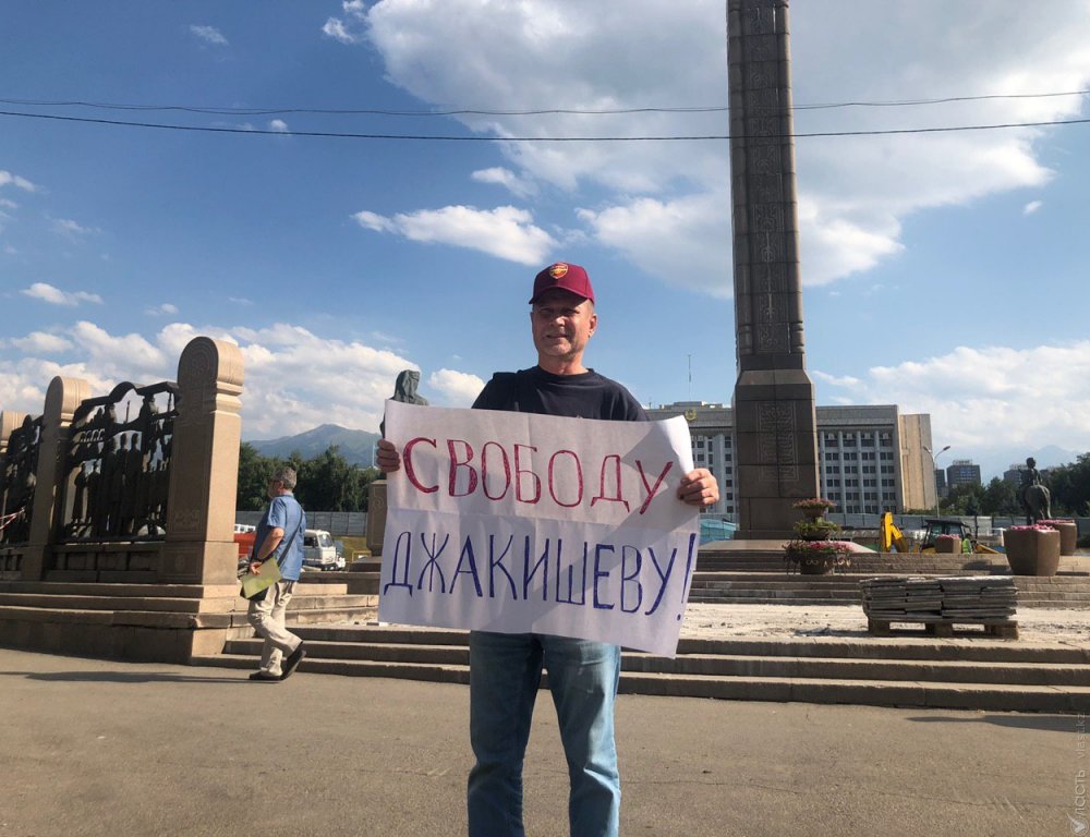 Правозащитник Сергей Дуванов провел одиночный пикет в Алматы