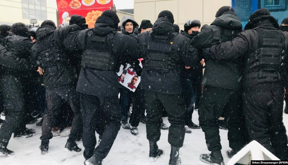 В столице полиция блокировала в кольце собравшихся на поминки по активисту Дулату Агадилу