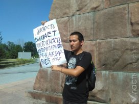 Поэт Рамиль Ниязов вышел на одиночный пикет в Алматы