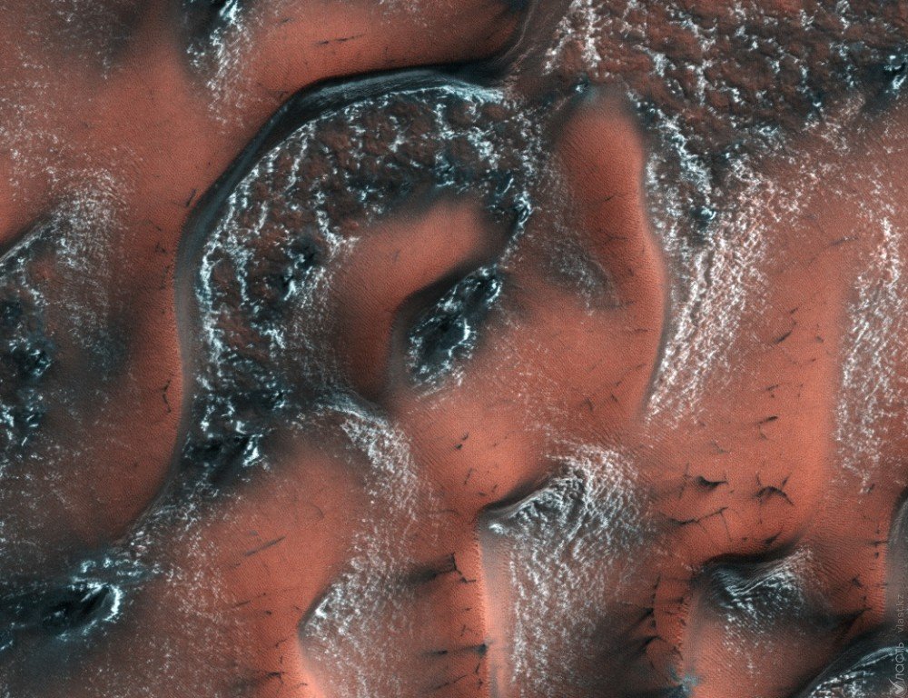 NASA опубликовало фото снежных дюн Марса 