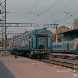 Токаев поручил в ближайшие пять лет обновить парк железнодорожных вагонов