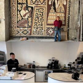 Сграффито Молдахмета Кенбаева и Николая Цивчинского закрыли гипсовым покрытием в одной из кофеен Алматы