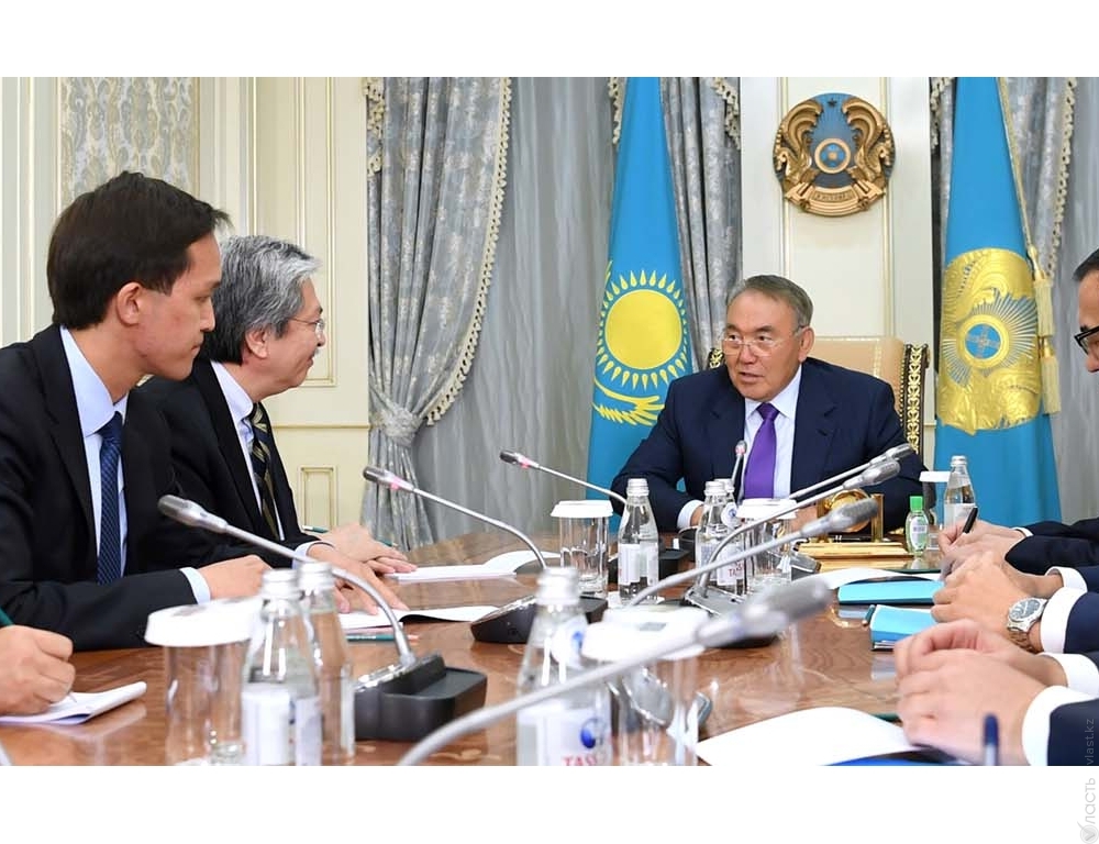Назарбаев обсудил вопросы взаимодействия с министром финансов Гонконга Джоном Цангом