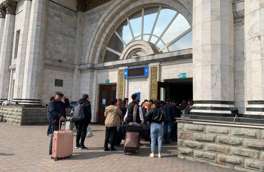 Курсирование еще ряда пассажирских поездов отменили в Казахстане