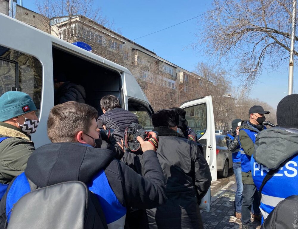 В Алматы идут задержания в районе парка Горького