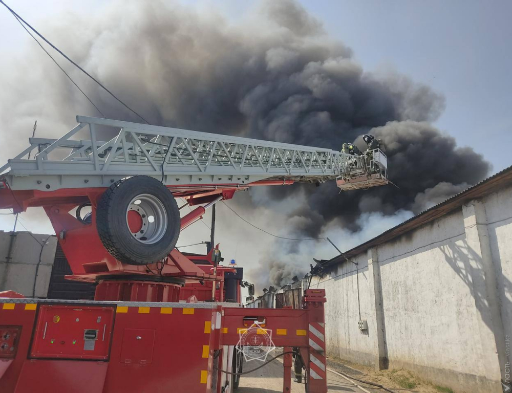 В Костанае произошел пожар на складе со стройматериалами