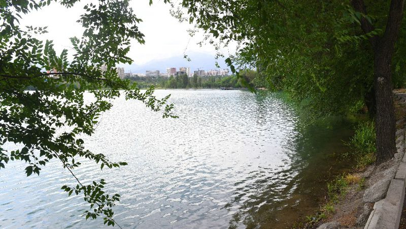 В Алматы начали очистку дна озера Сайран 