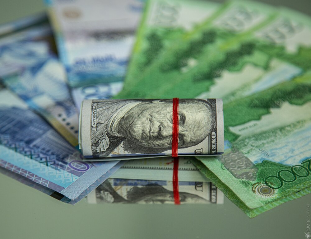 Доллар торгуется на бирже по 549,07 тенге