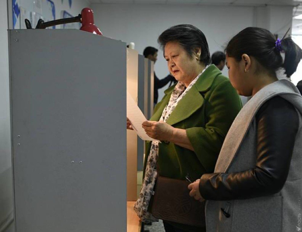 ​К часу дня на президентских выборах в Кыргызстане проголосовали почти 24% избирателей