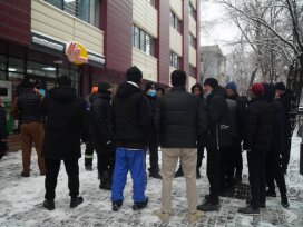 Десятки курьеров Wolt в Алматы вновь пришли к головному офису компании
