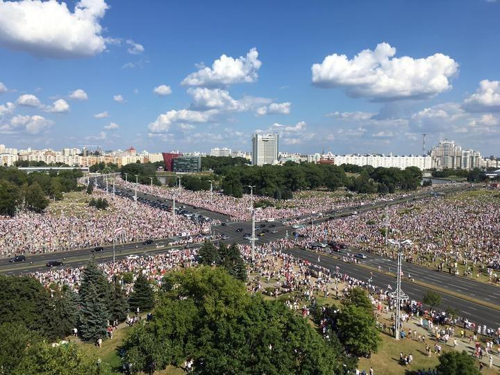 ​На общенациональный митинг в Беларуси выходят сотни тысяч людей