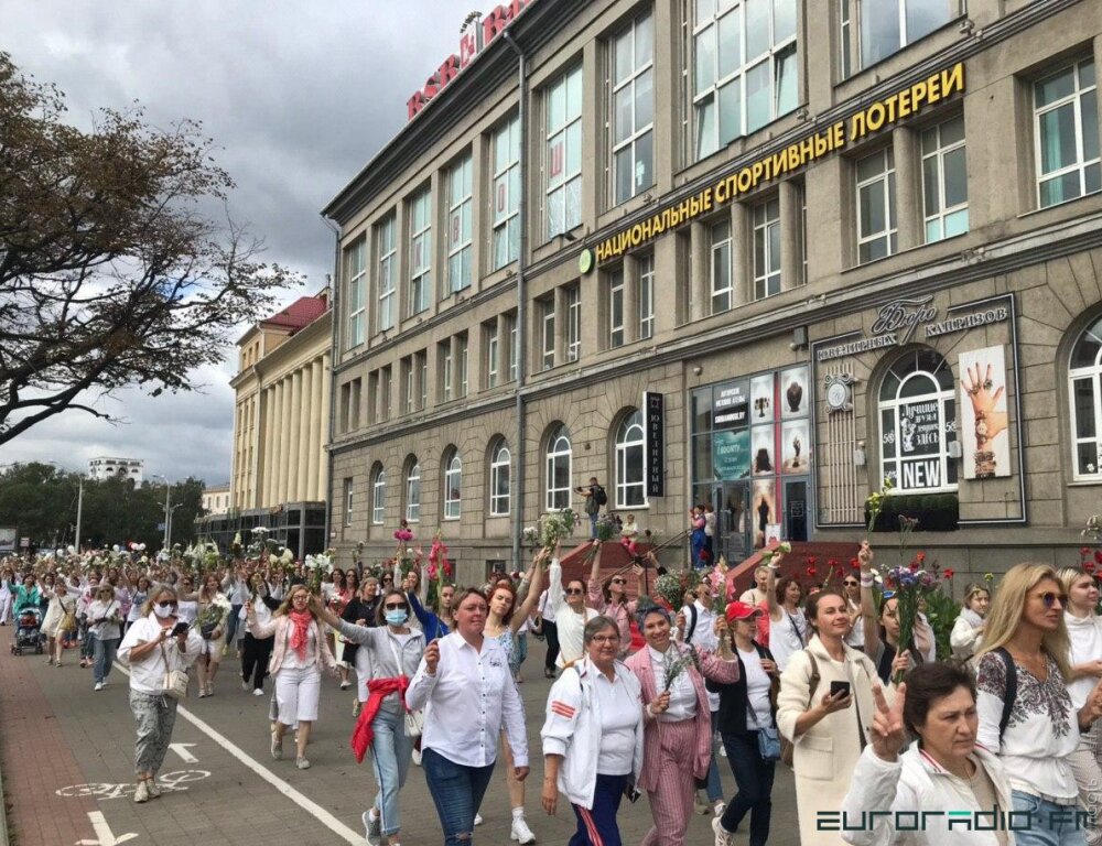 Пятый день протестов в Беларуси: тысячи людей в цепях солидарности и бастующие предприятия 