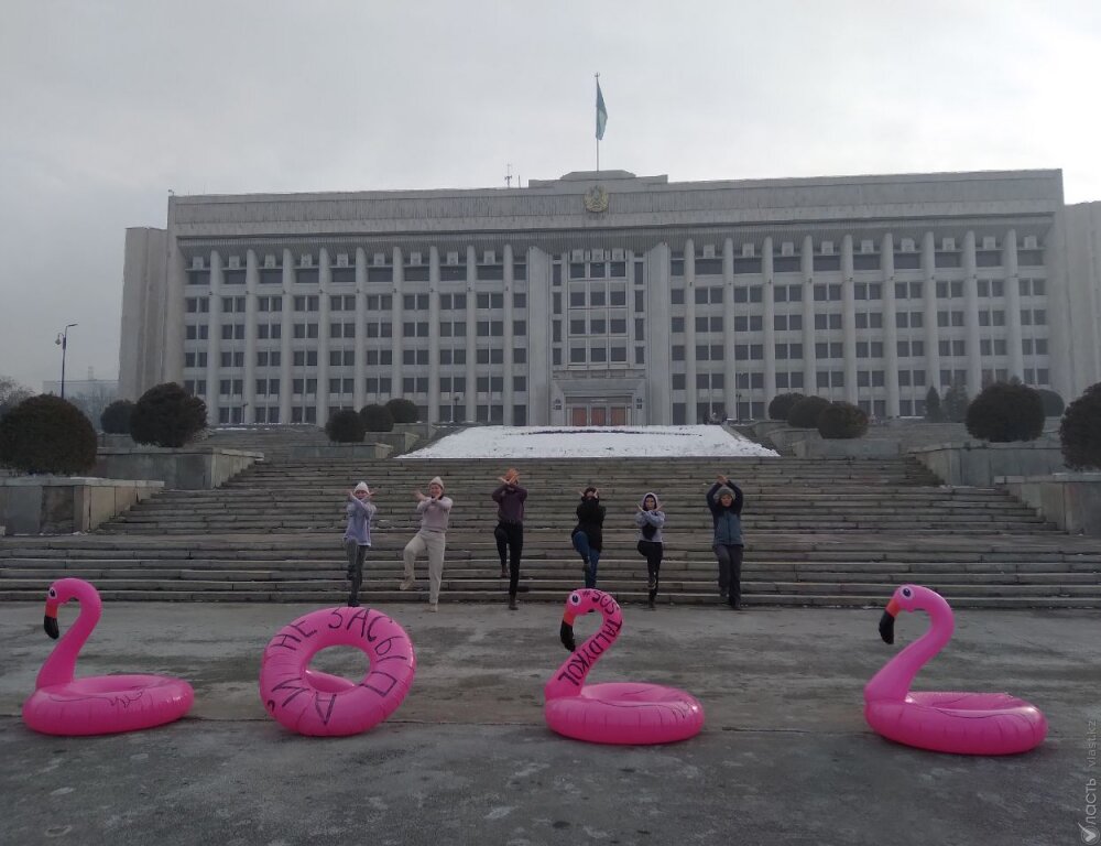 Группа художников провела акцию в защиту Малого Талдыколя в Алматы 