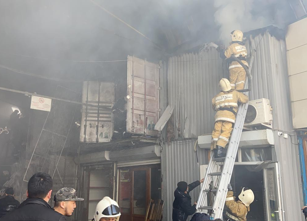 В Алматы тушат пожар на барахолке