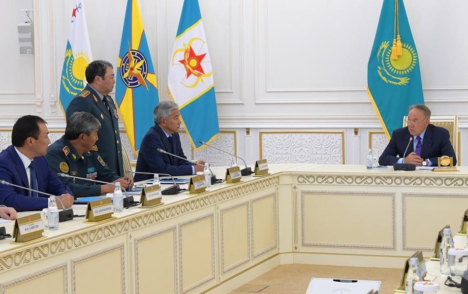 Назарбаев представил Жасузакова руководящему составу Минобороны