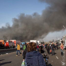 Ликвидация пожара на барахолке продолжается, на место прибыл вице-министр по ЧС