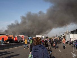 Ликвидация пожара на барахолке продолжается, на место прибыл вице-министр по ЧС