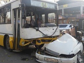 Шесть человек пострадали, один погиб в результате ДТП в Алматы