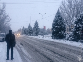 В Алматы ликвидируют последствия снегопада