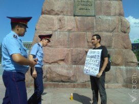 Поэта Ниязова выпустили из управления полиции 
