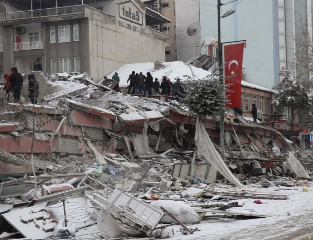 Казахстан отправит в Турцию спасателей и медиков