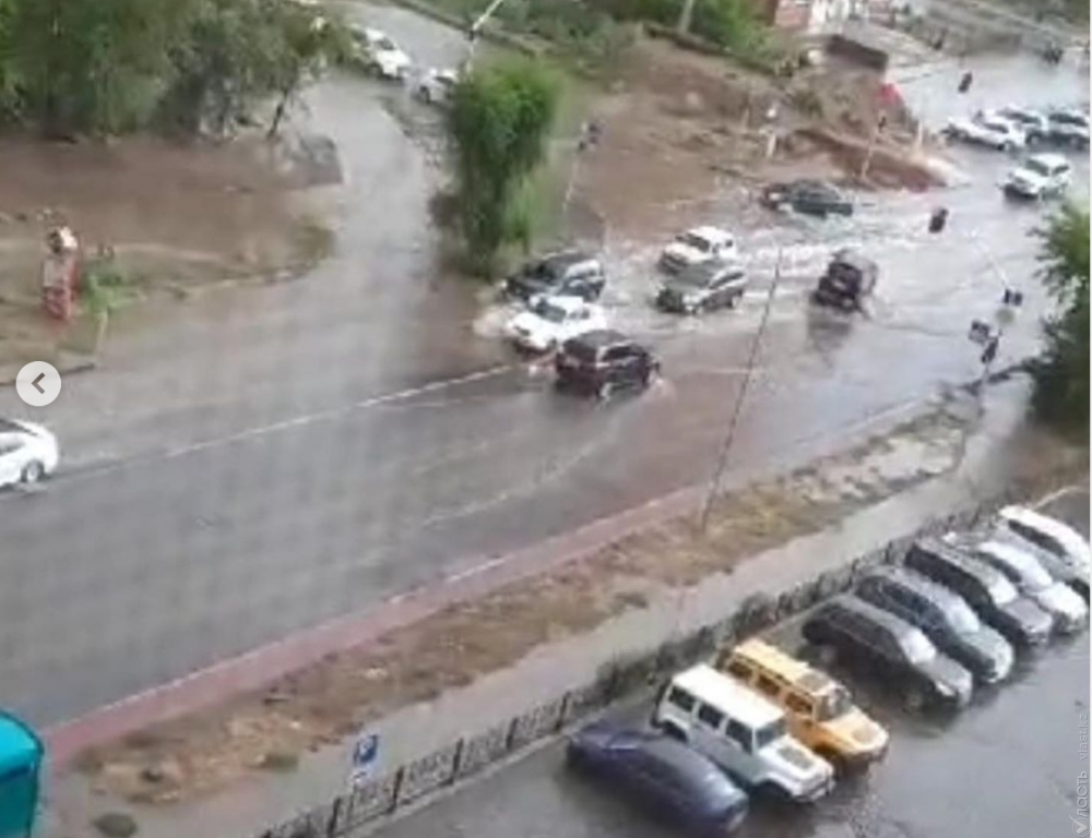 В Караганде после сильного дождя затопило дворы, школу и вокзал