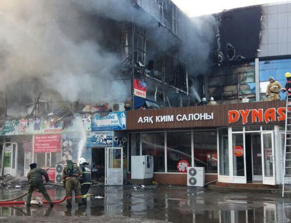 ​В Талдыкоргане горел фасад торгового дома «Карагаш»