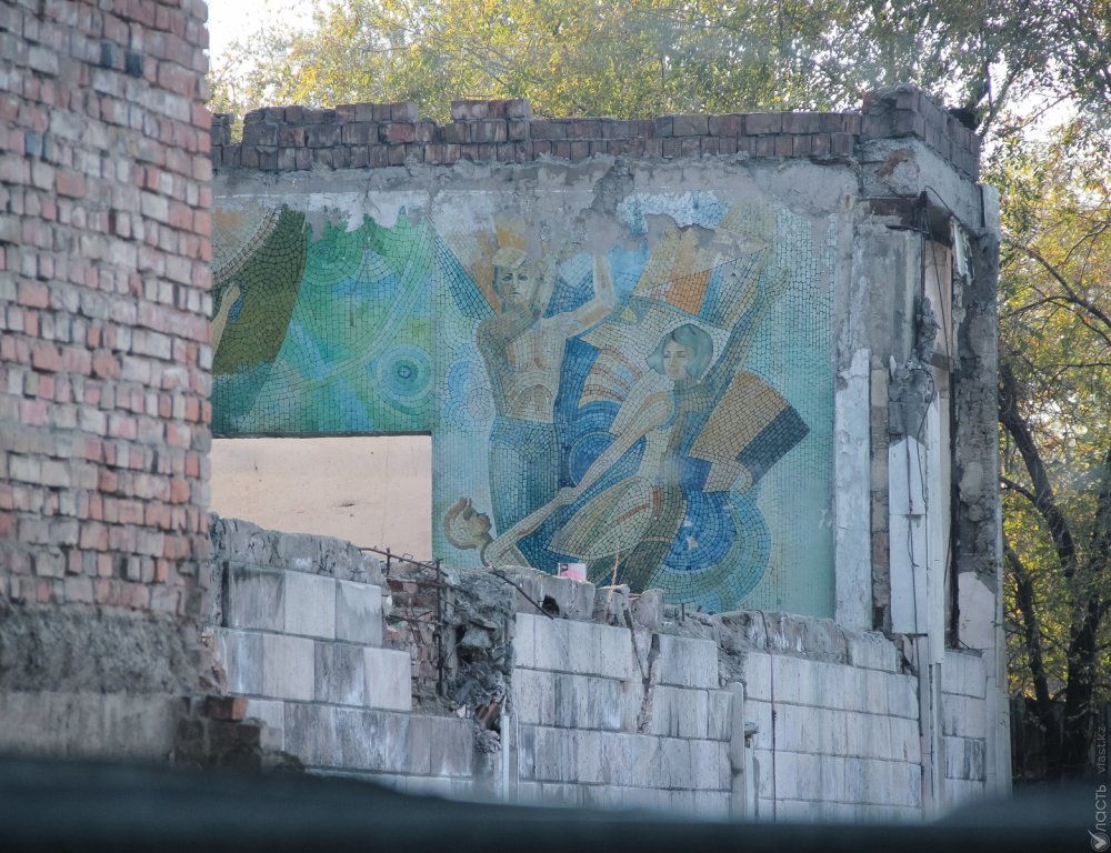 В Алматы уничтожают старую мозаику 