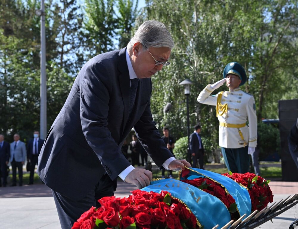 Токаев в столице почтил память жертв политических репрессий и голодомора