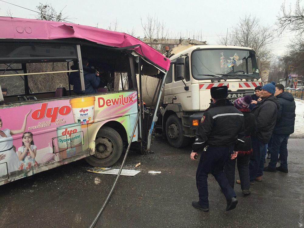 Водитель автобуса, протаранивший 12 машин в Алматы, приговорен к 2 годам ограничения свободы