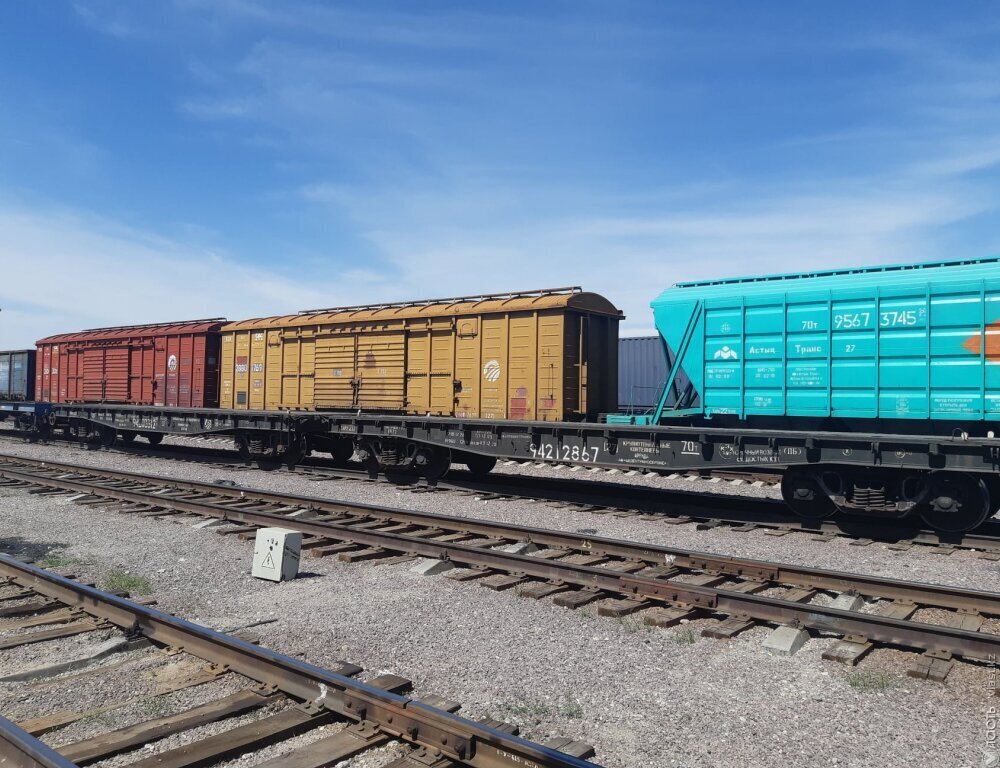 В Жамбылской области сошли с рельсов вагоны грузового поезда