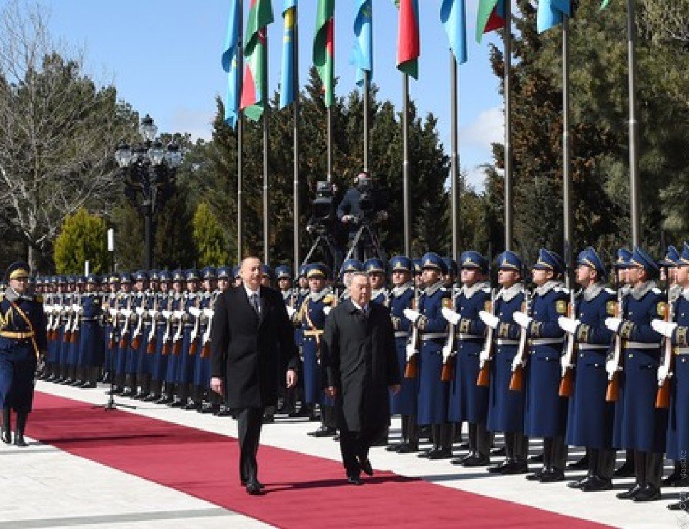 Назарбаев возложил цветы к вечному огню в Баку