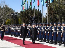 Назарбаев возложил цветы к вечному огню в Баку