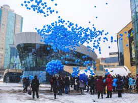Акция «Зажги синим» в день распространения информации о проблеме аутизма. Фото Жанары Каримовой 