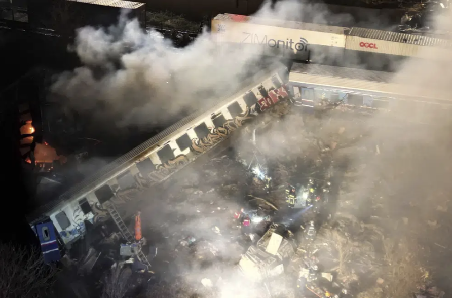В Греции столкнулись два поезда, погибли более 20 человек