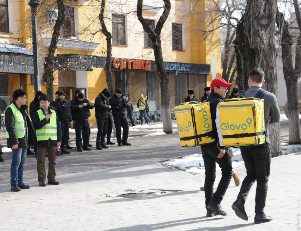 Алматинских курьеров задерживает полиция