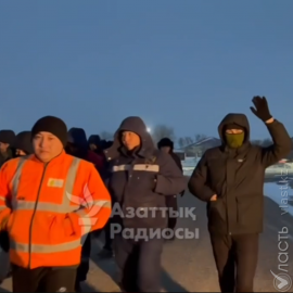 Перед акиматом села Жетыбай  собрались родственники бастующих нефтяников и сельчане 