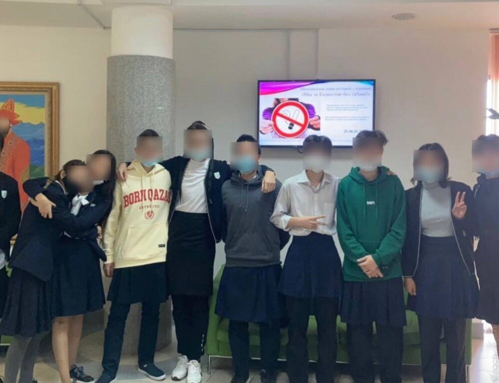 Ученики НИШ в Алматы после гибели восьмиклассника устроили акцию против сексизма